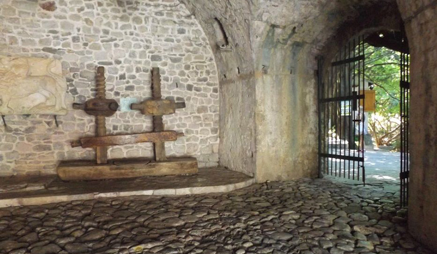 Ulazna kapija sa kulom, objekti 184-186
