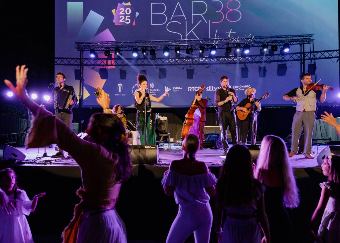 Početak muzičkog segmenta „Barskog ljetopisa“ obilježio atraktivan nastup „Barcelona Gipsy BalKan Orchestra“