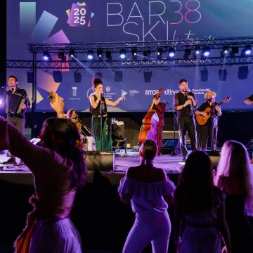 Početak muzičkog segmenta „Barskog ljetopisa“ obilježio atraktivan nastup „Barcelona Gipsy BalKan Orchestra“