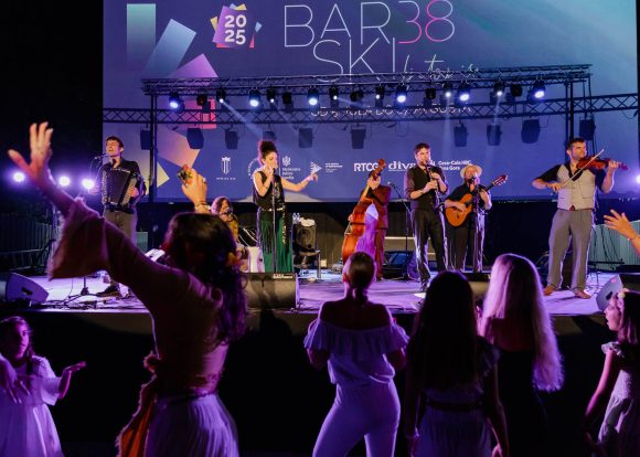 Početak muzičkog segmenta „Barskog ljetopisa“ obilježio atraktivan nastup „Barcelona Gipsy BalKan Orchestra“