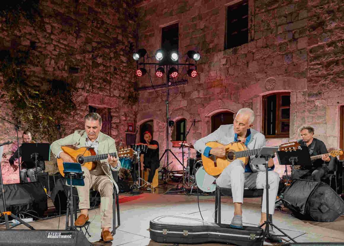 Nikčević i Bulatović na Ljetopisu: Dvije gitare, jedan orkestar i publika koja je tražila tri bisa
