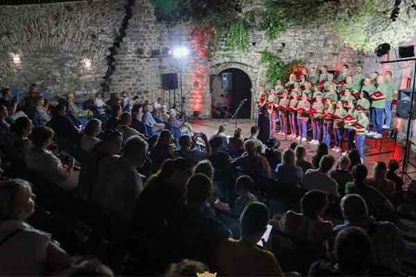 U Ime crvene košulje